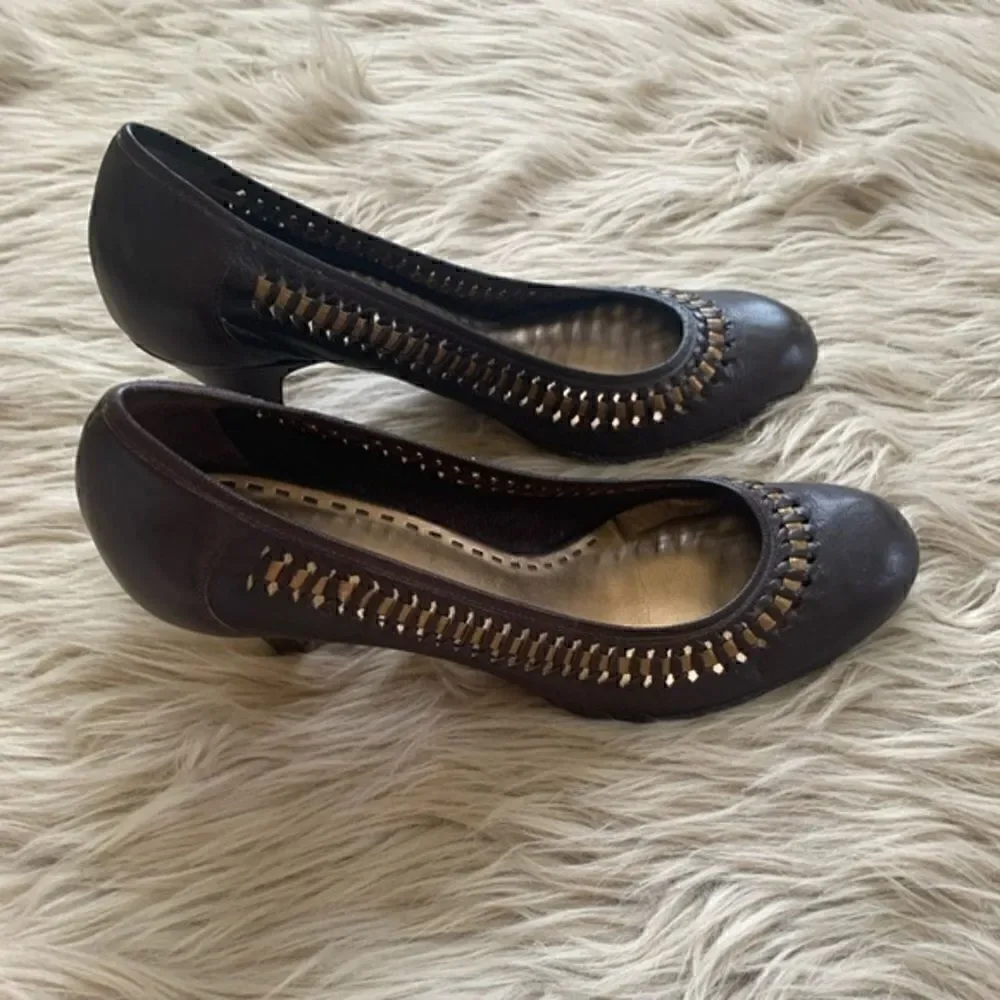 Gianni Bini Essex Heels Black with Gold Trim